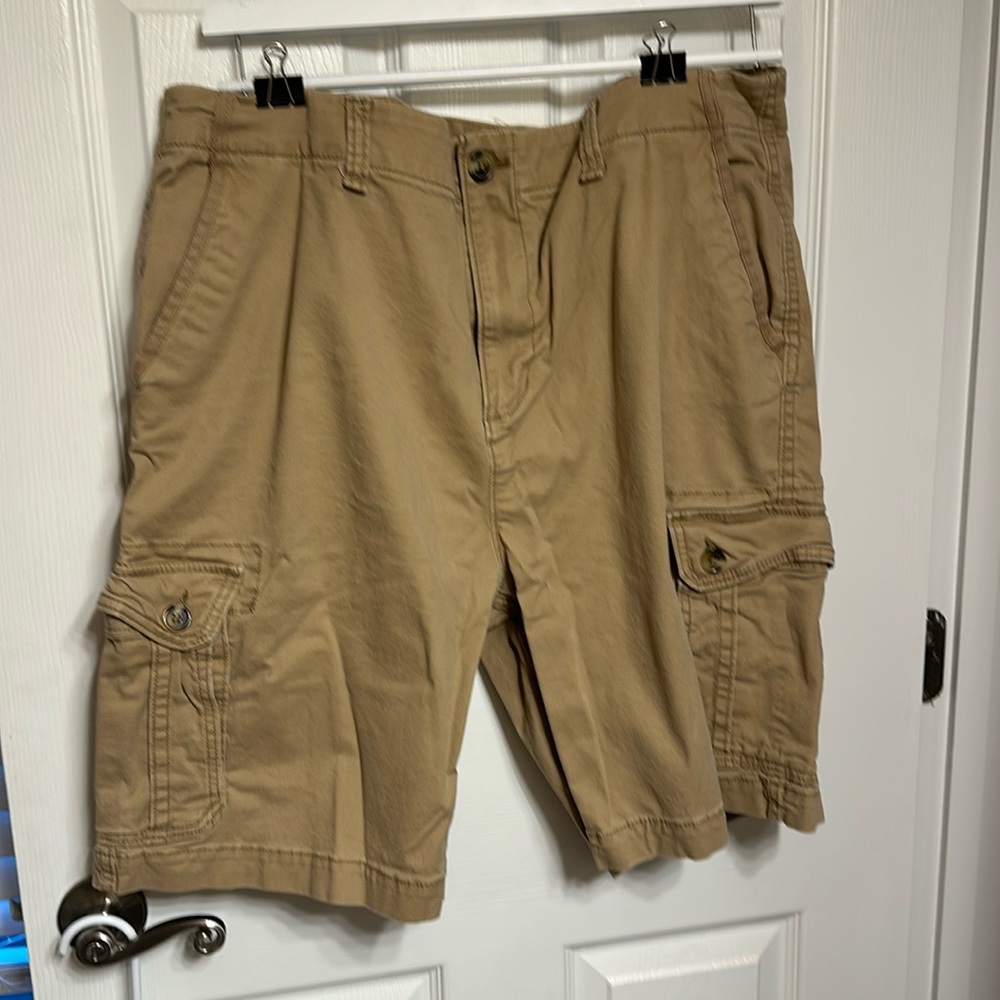 Men’s Old Navy khaki cargo shorts. Size 40.